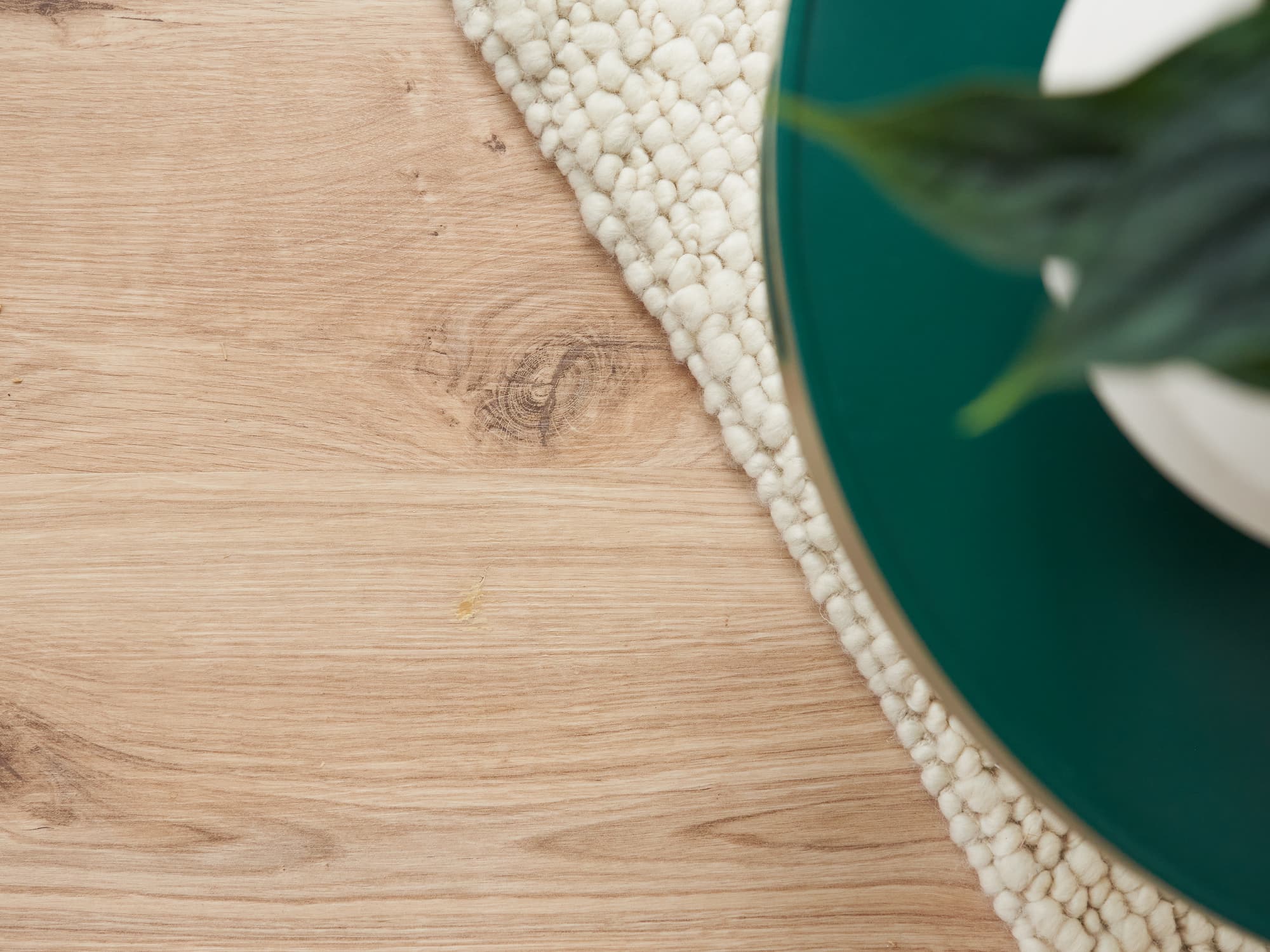 Riss im Parkettboden ist mit Parkettfüller repariert