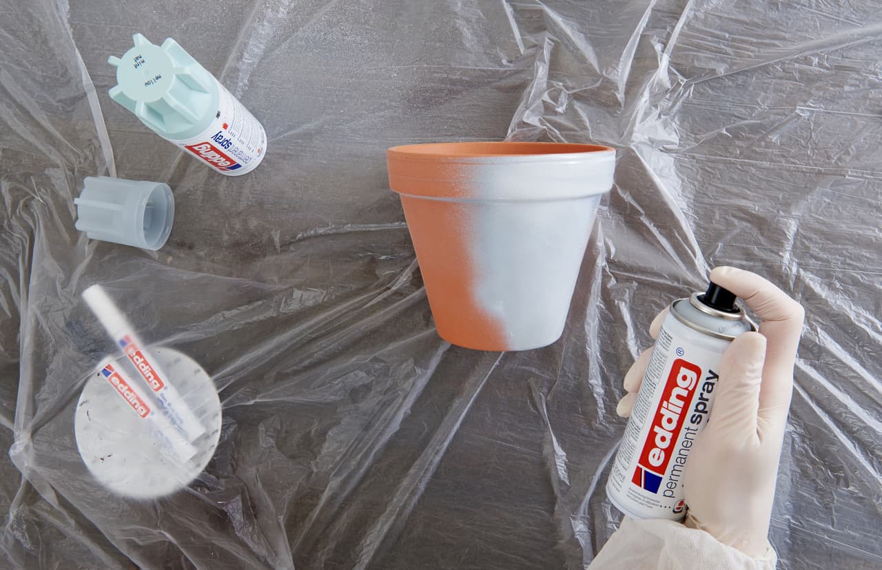 edding 5200 Permanent Spray Primer Blumentopf ansprühen