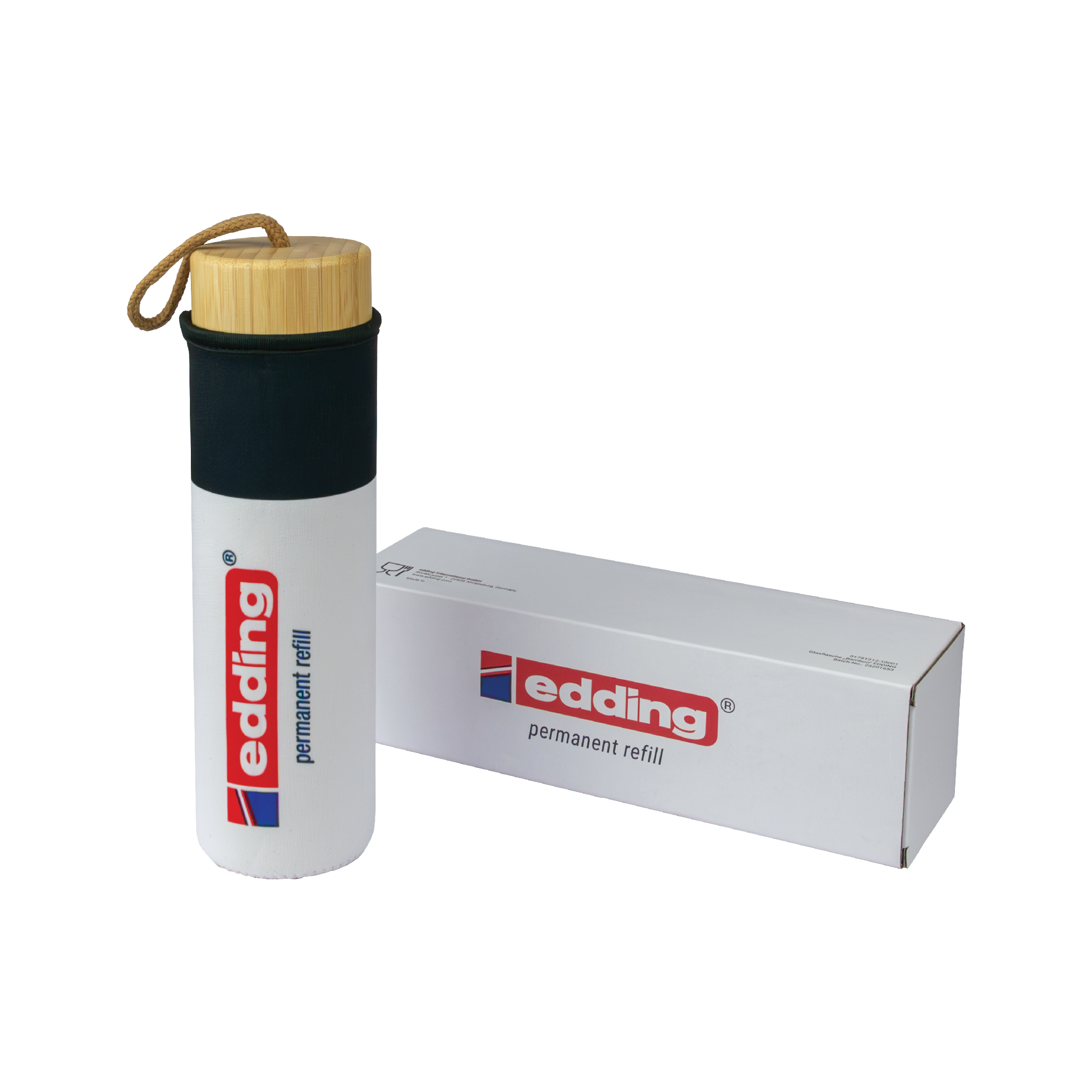 Die edding Glasflasche mit 650 ml Fassungsvermögen besticht durch ihr weißes, zylindrisches Design mit Bambusdeckel, einer schwarzen Hülle mit der Aufschrift „Edding Permanent Refill“ und einer braunen Schlaufe. Die weiße Box trägt das ikonische rot-blaue edding-Logo und verbindet praktisches Design mit umweltfreundlichem Stil.