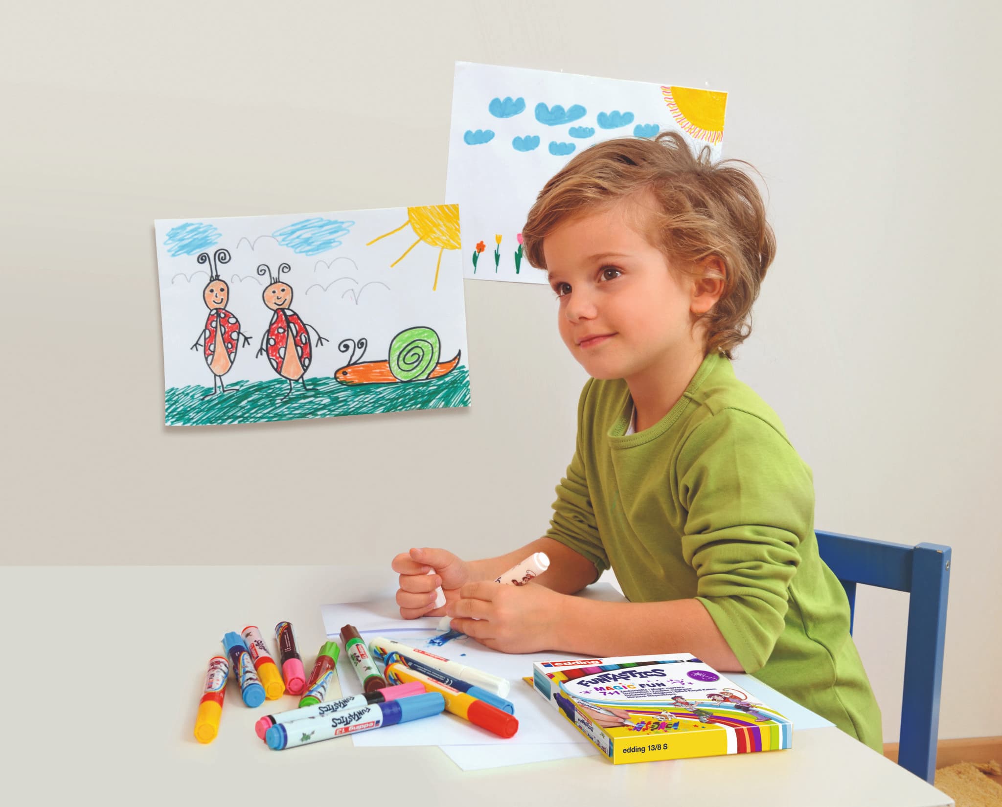 edding 13 Funtastic Kind malt mit edding Stiften für Kinder