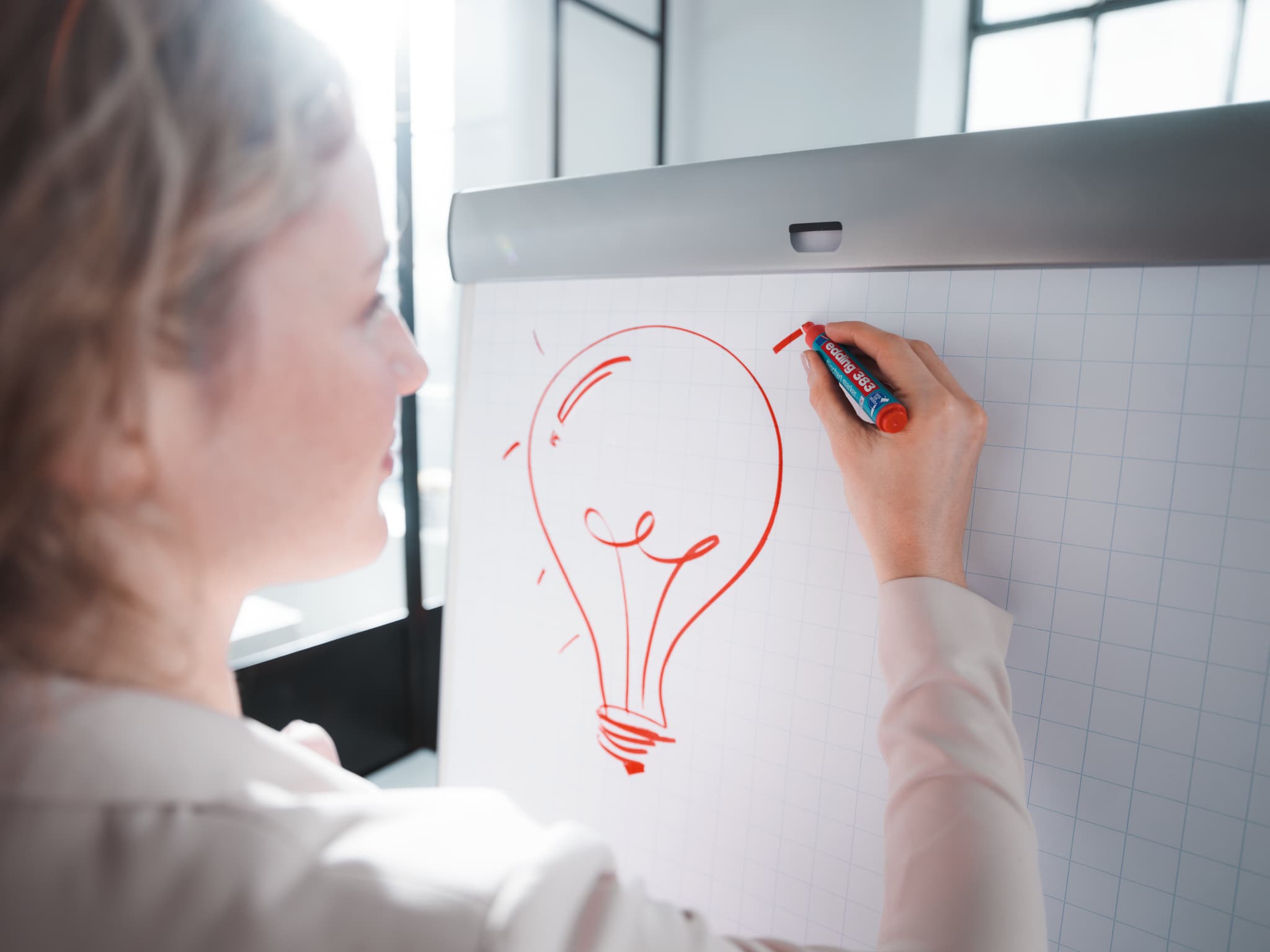 edding 383 Flipchart Marker in Rot mit der Zeichnung einer Lampe auf dem Flipchart