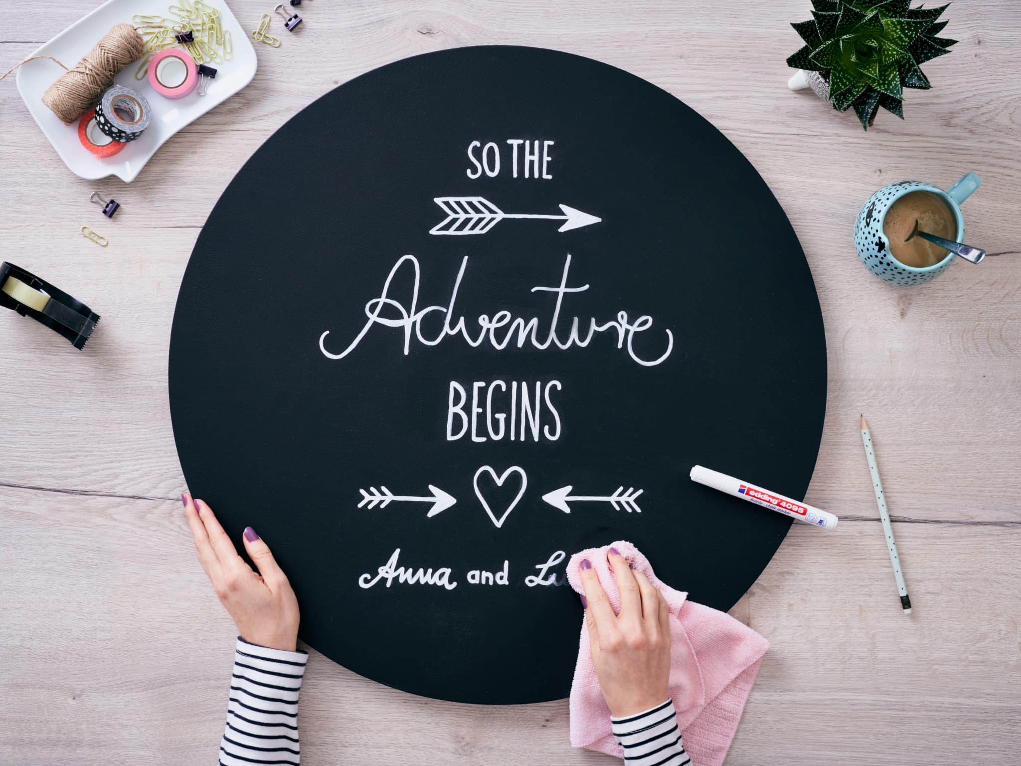 edding 4095 Kreidemarker Spruch auf Kreidetafel "So the adventure begins" wird weggewischt