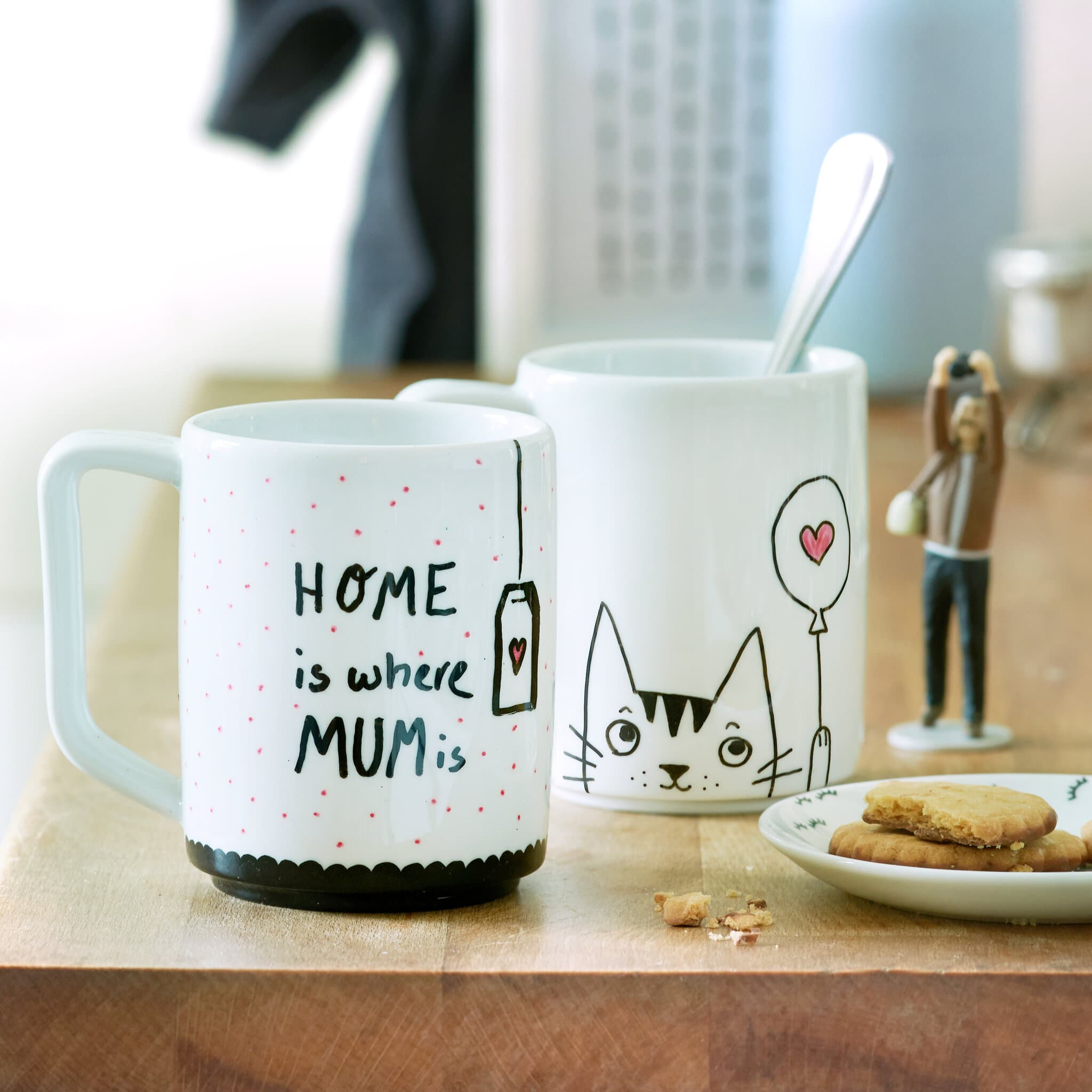 edding 4200 Prozellanstift im Brush Pen Style - süße, selbst bemalte Tasse mit Katze