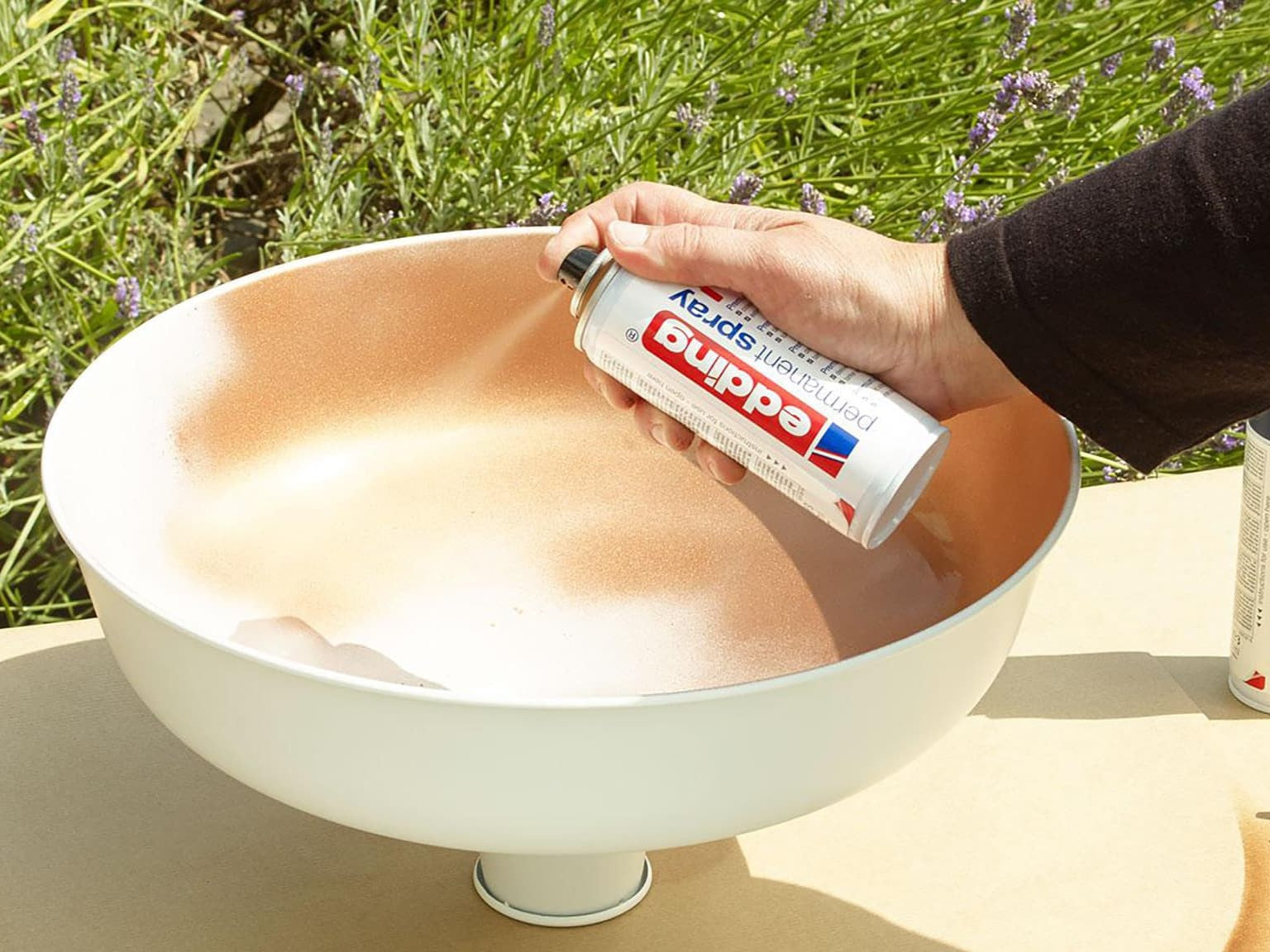 Drücken Sie edding 5200 Permanentspray Metallic-Acryllack in eine Mischschüssel für ein DIY-Projekt, einschließlich Metallicfarben.