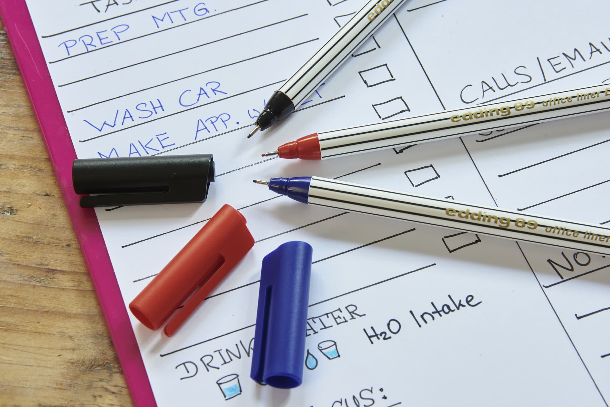 edding 89 Fineliner in verschiedenen Farben zum Erstellen eines Tagesplans