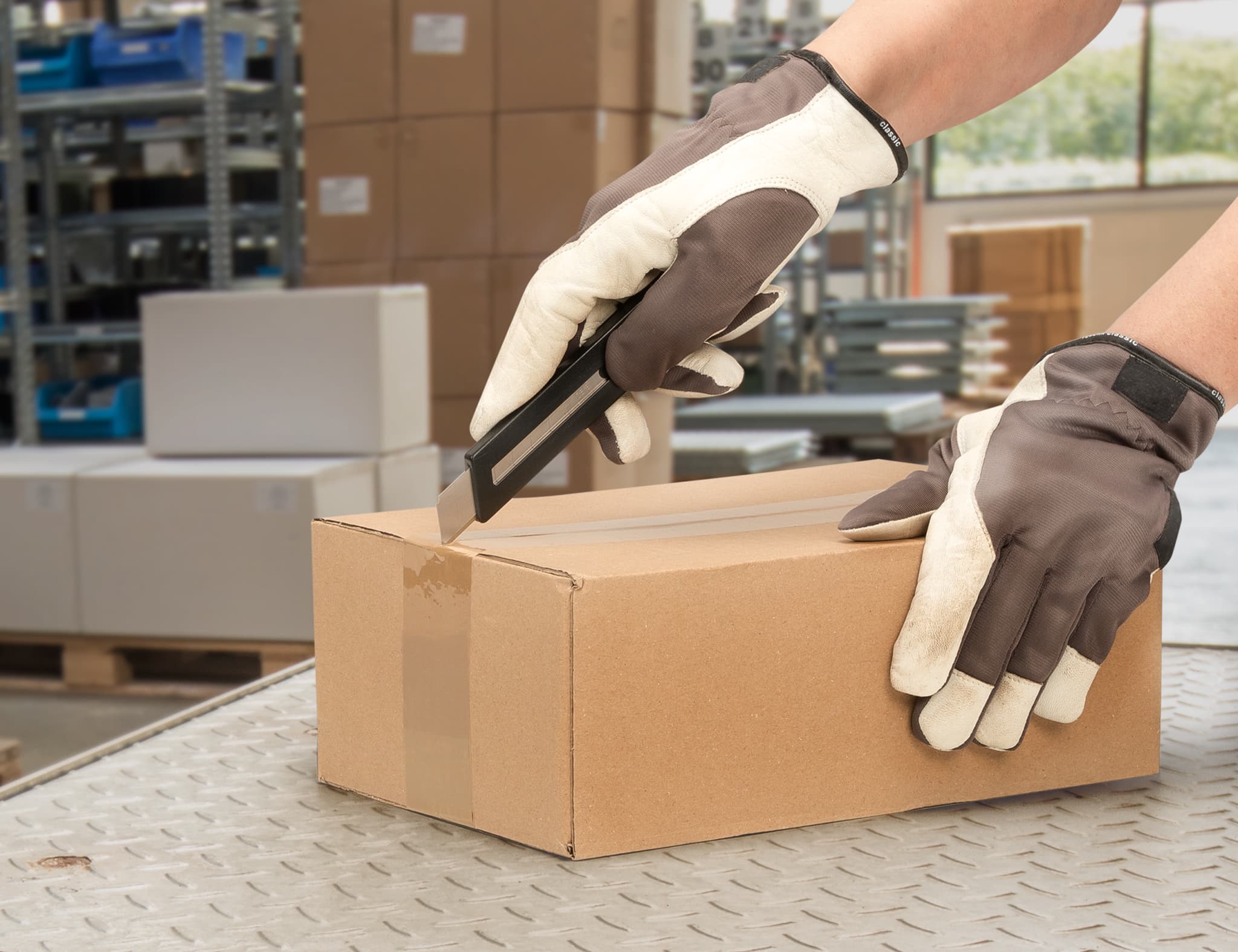 edding m9 Cutter zum schnellen und unkomplizierten öffnen von Paketen