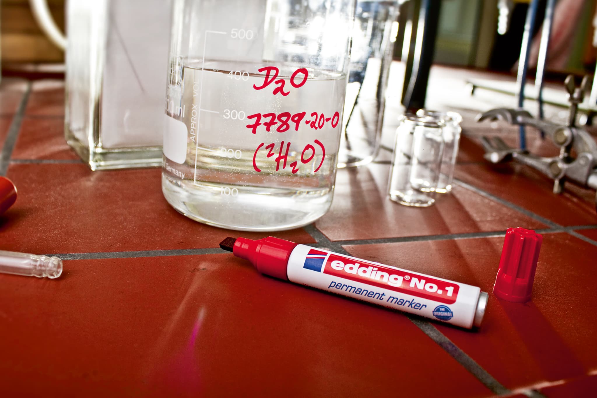 edding no.1 Permanent Marker zum Beschriften eines Messbechers in einem Chemielabor