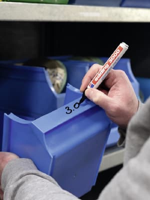 edding 3000 eine Plastikkiste wird beschriftet