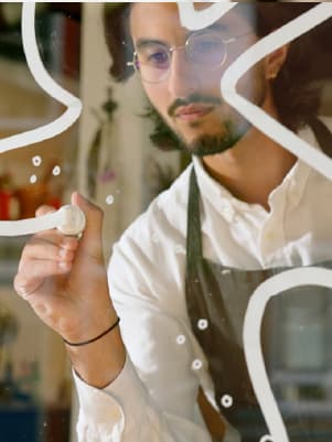 Schaufenster wird weihnachtlich bemalt