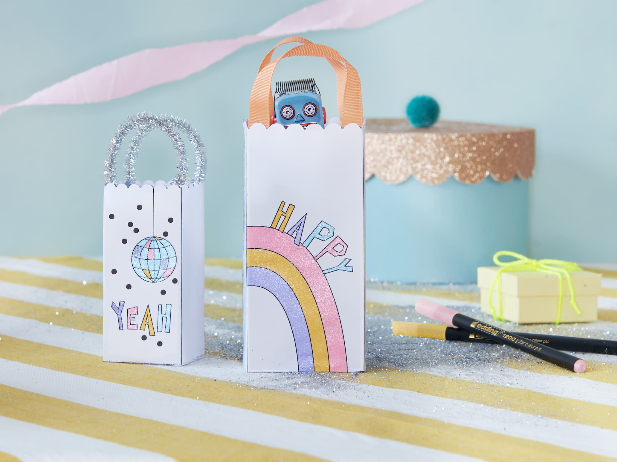 Ein Paket mit einem neuen edding 1200 glitzer Fasermaler 4er-Set mit vier verschiedenen Pastell-Glitzerfarben, ideal für kreative und funkelnde Schreib- oder Zeichenprojekte.