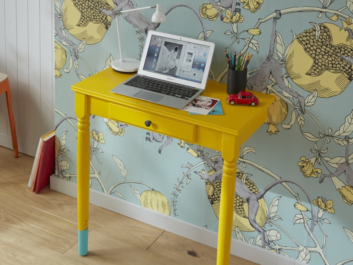 edding kleiner gelber Tisch mit einem Laptop drauf