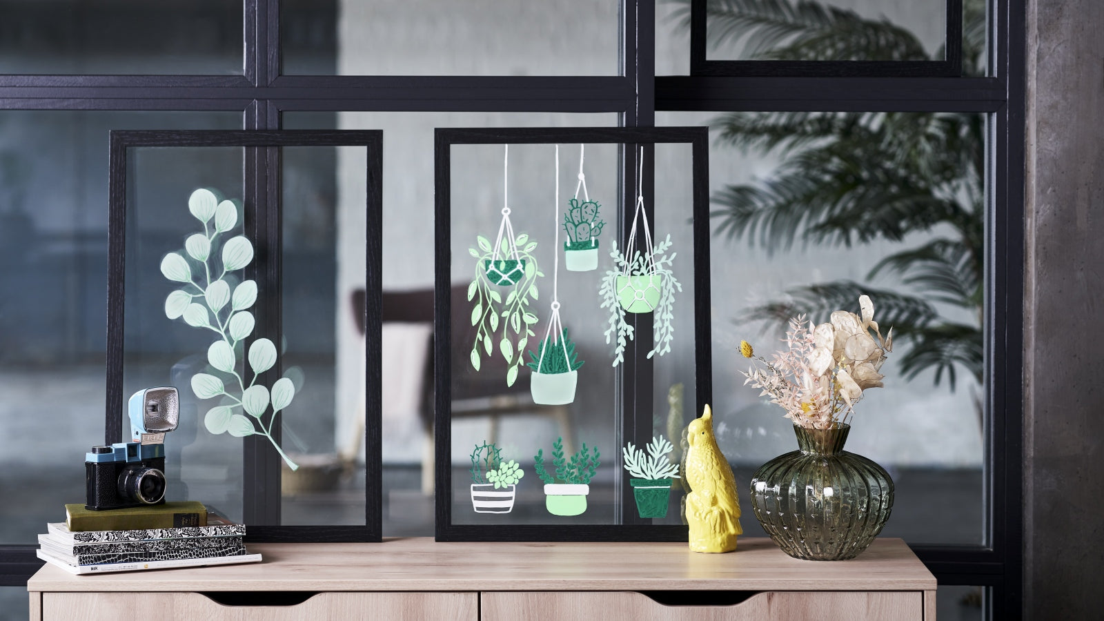 Bilderrahmen bemalt mit Pflanzenmotiven mit Kreidemarker