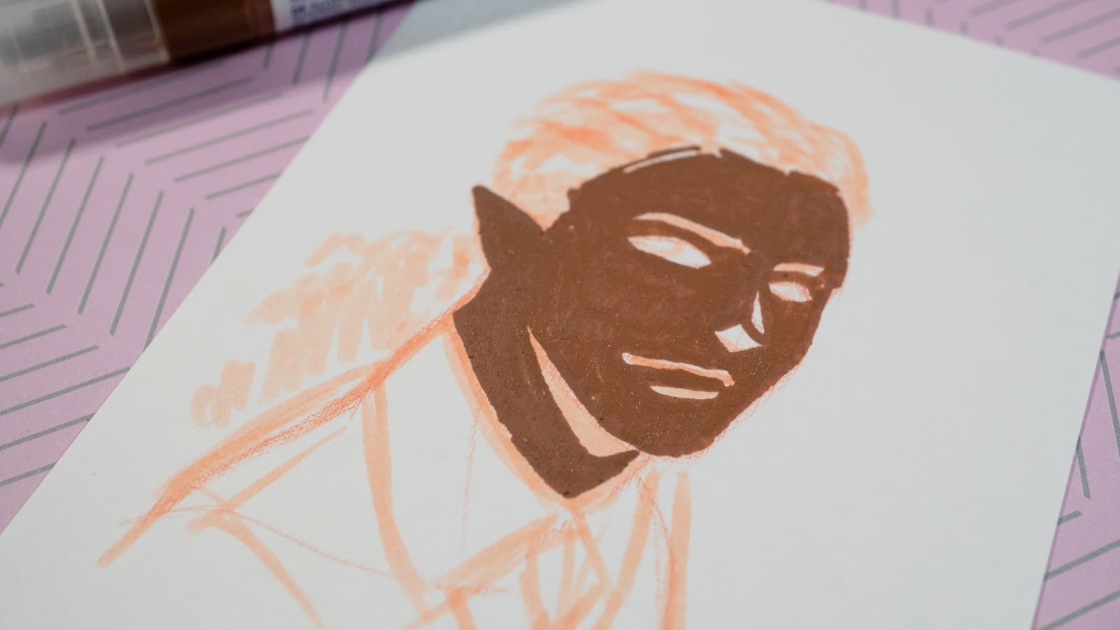 Eine Skizze des Gesichts einer Person, dargestellt in minimalistischen Pinselstrichen mit weißen und rotbraunen Farben auf einem Stück strukturiertem Papier.