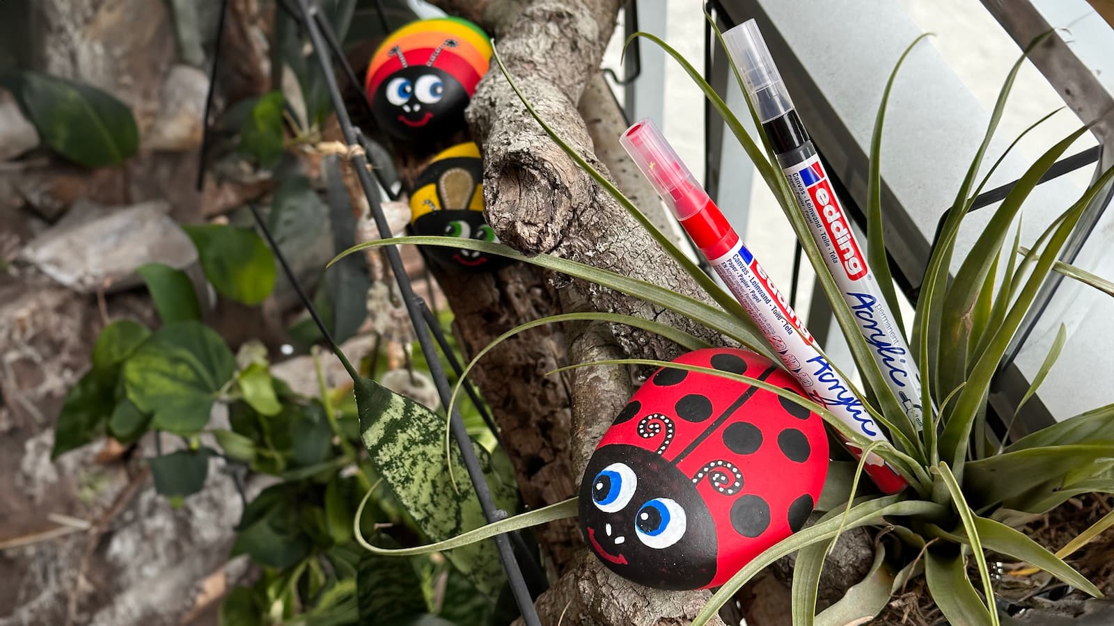 Bemalte Kieselsteine als Käfer