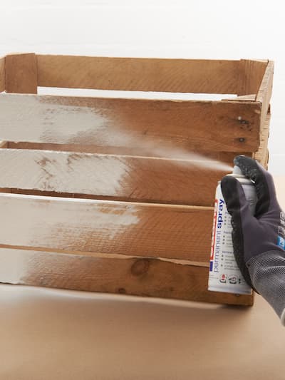 Holzkiste mit edding Spray besprühen