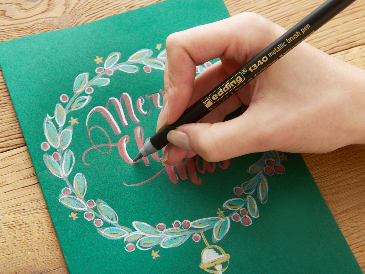 Neue Packung edding 1340 metallic Pinselstift 4er-Set XMAS mit flexibler Spitze für kreative Schriftzüge und Pinselstriche.