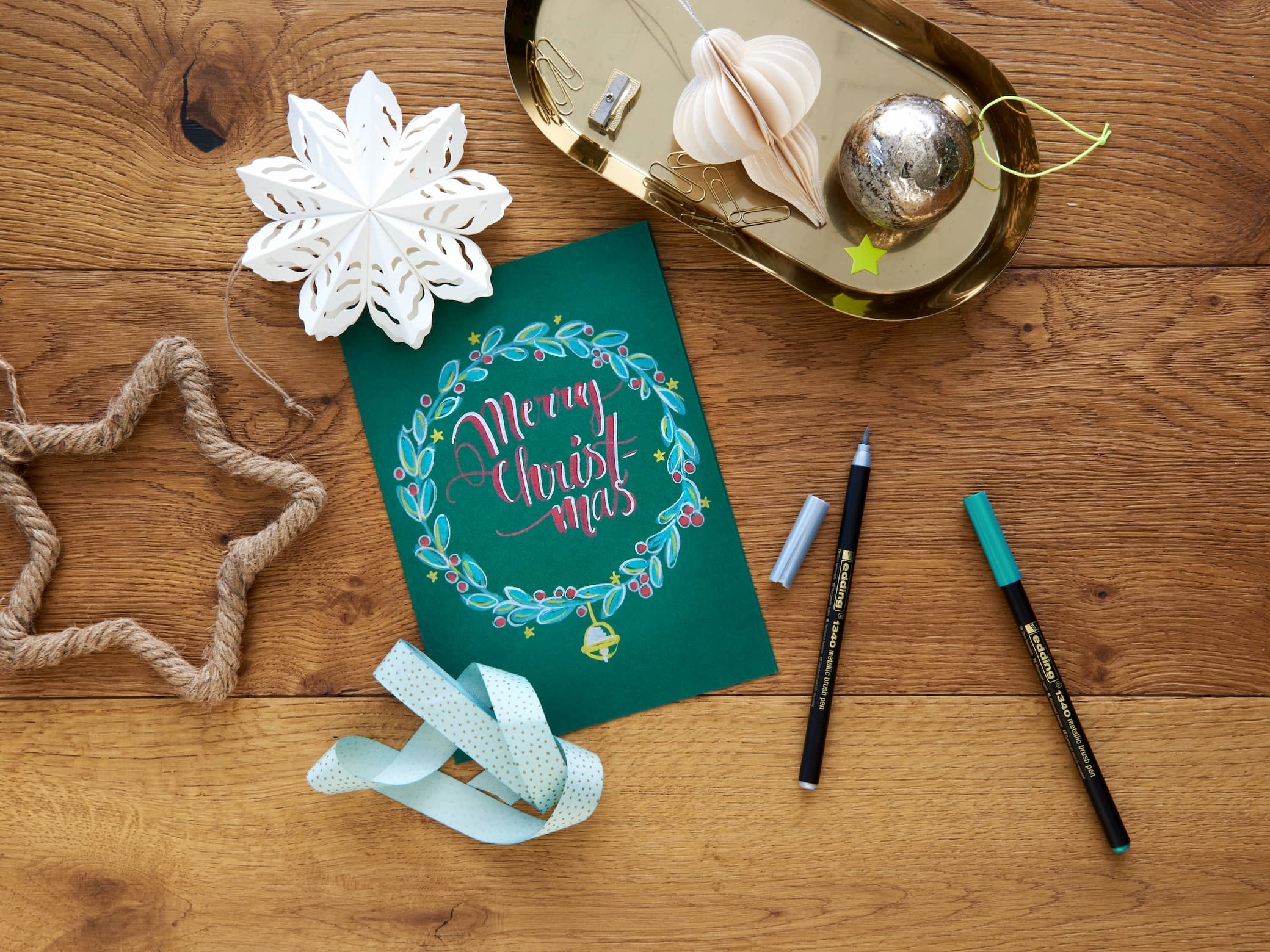 Neue Packung edding 1340 metallic Pinselstift 4er-Set XMAS mit flexibler Spitze für kreative Schriftzüge und Pinselstriche.