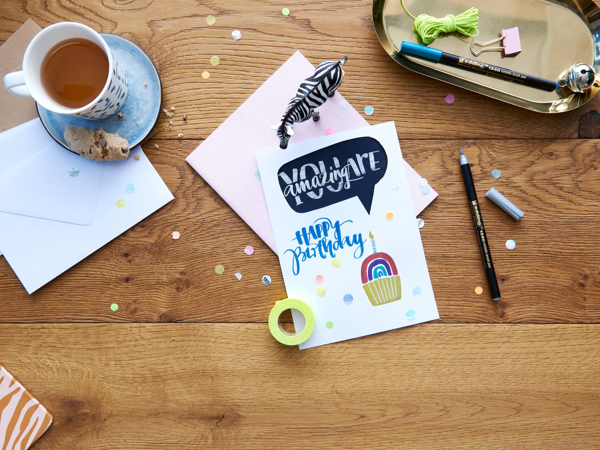 Ein Satz edding Happy Lettering Set Pinselstifte und ein Lettering-Übungsbuch, perfekt für alle, die Kalligraphie und Handlettering lieben.