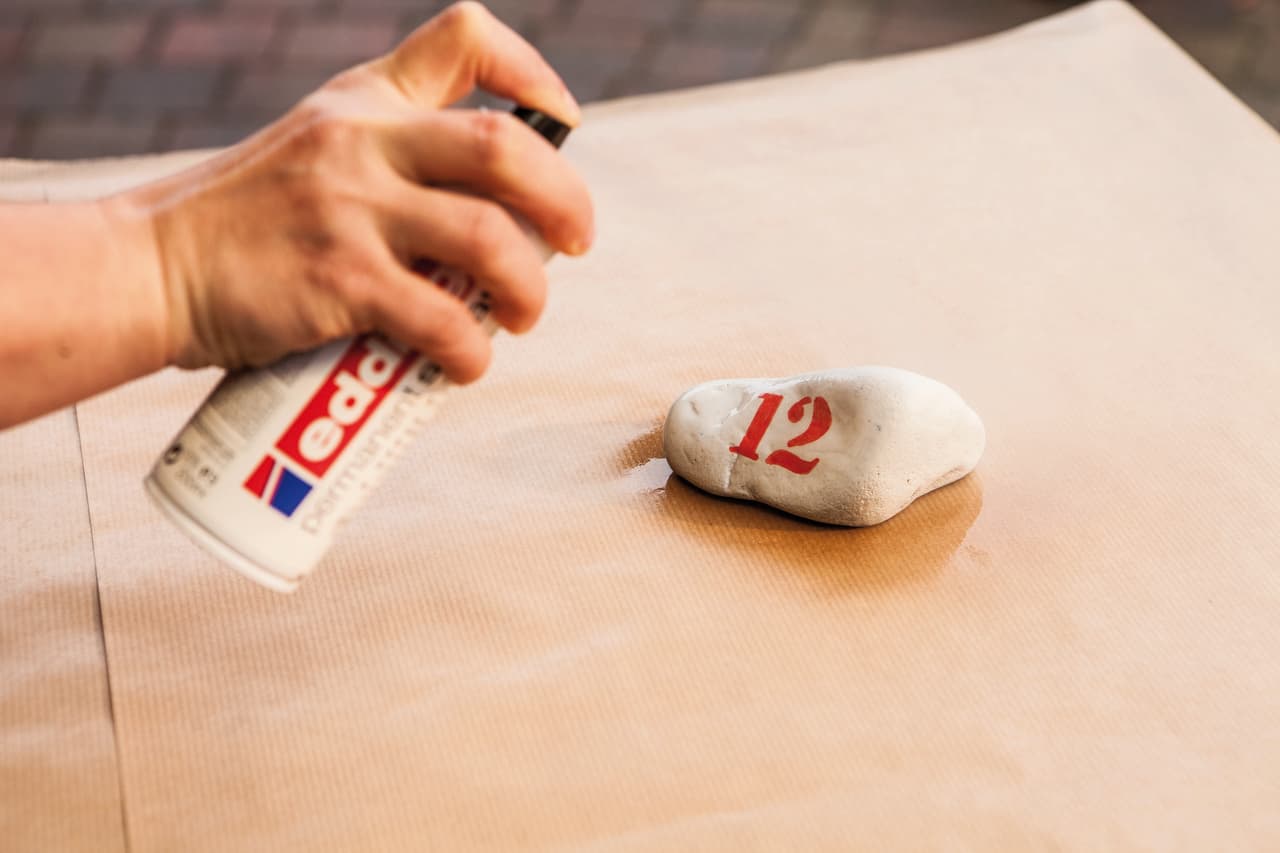 Anwendungsbild von edding 5200 Permanentspray Steine gestalten