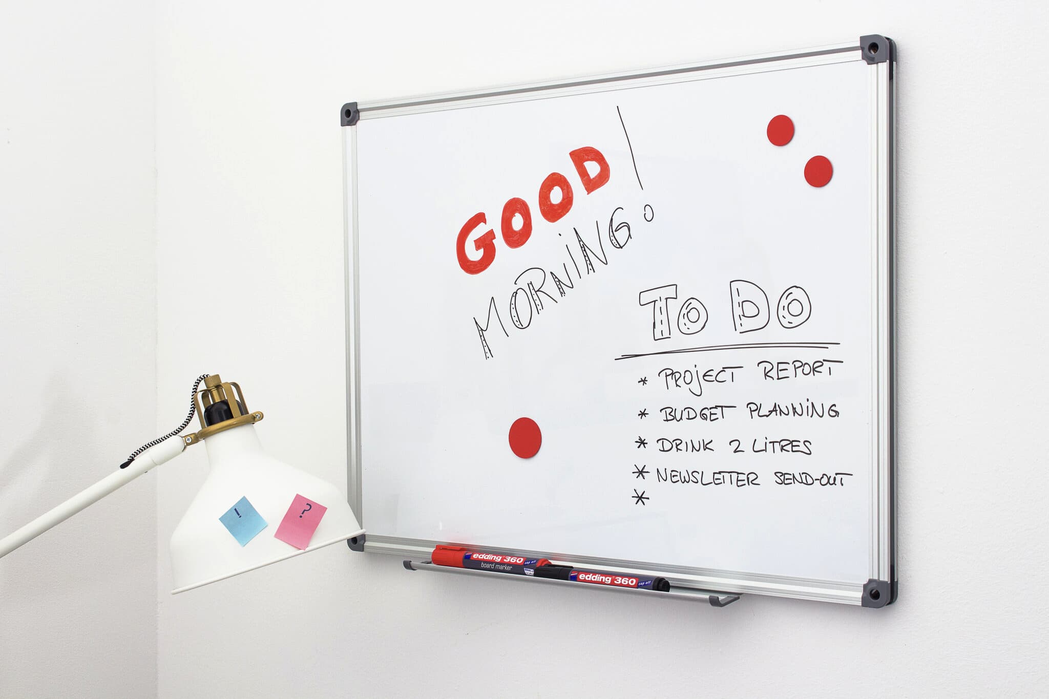 Whiteboard mit einer To-Do-Liste für den Tag, darunter Aufgaben wie „Projektbericht“, „Budgetplanung“ und „2 Liter trinken“, mit einem fröhlichen „Guten Morgen“-Gruß an der Tafel
edding 360 Whiteboardmarker