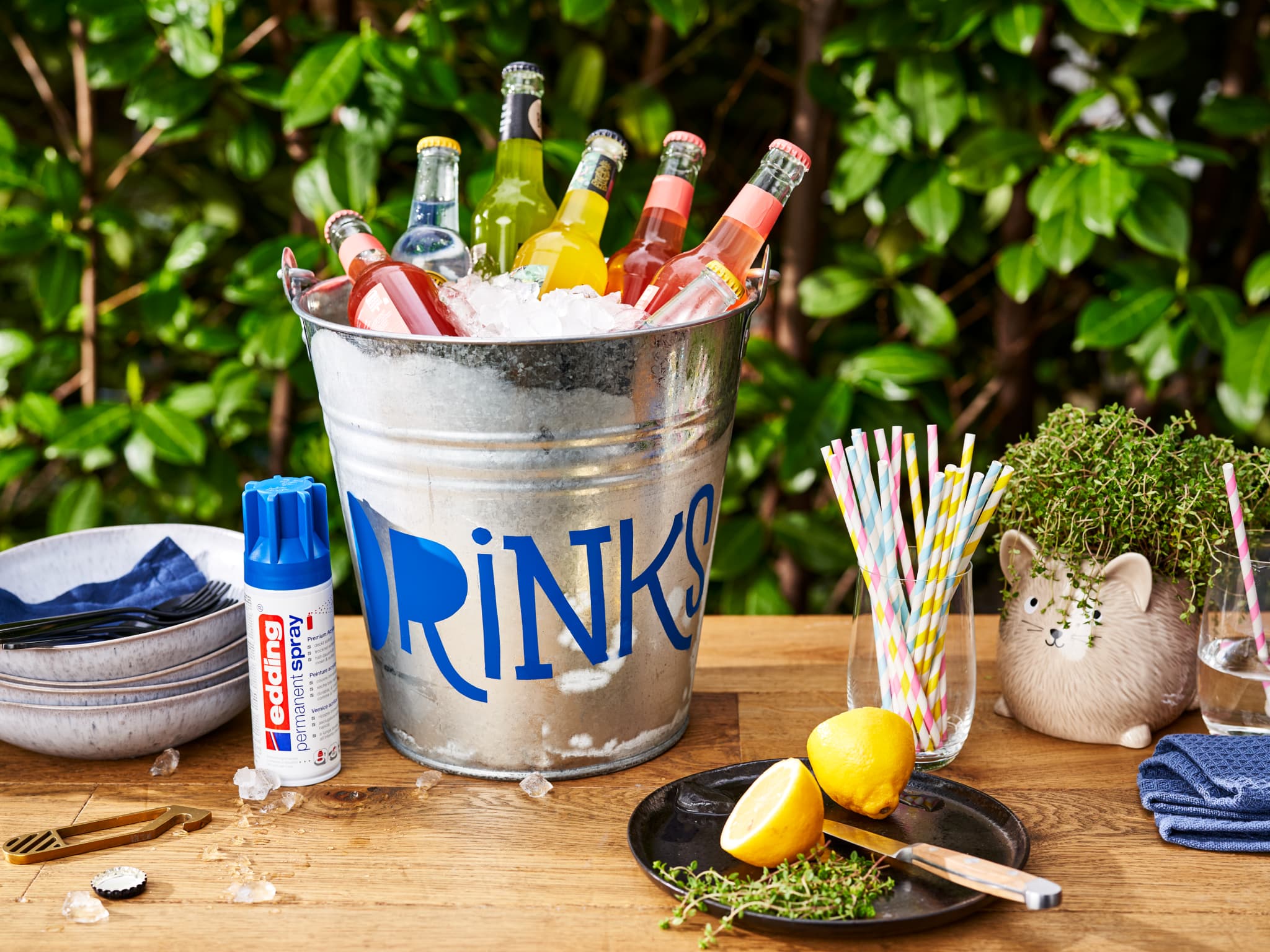 Anwendungsbild von edding 5200 Permanentspray Getränkeeimer upcycling Gartenparty
