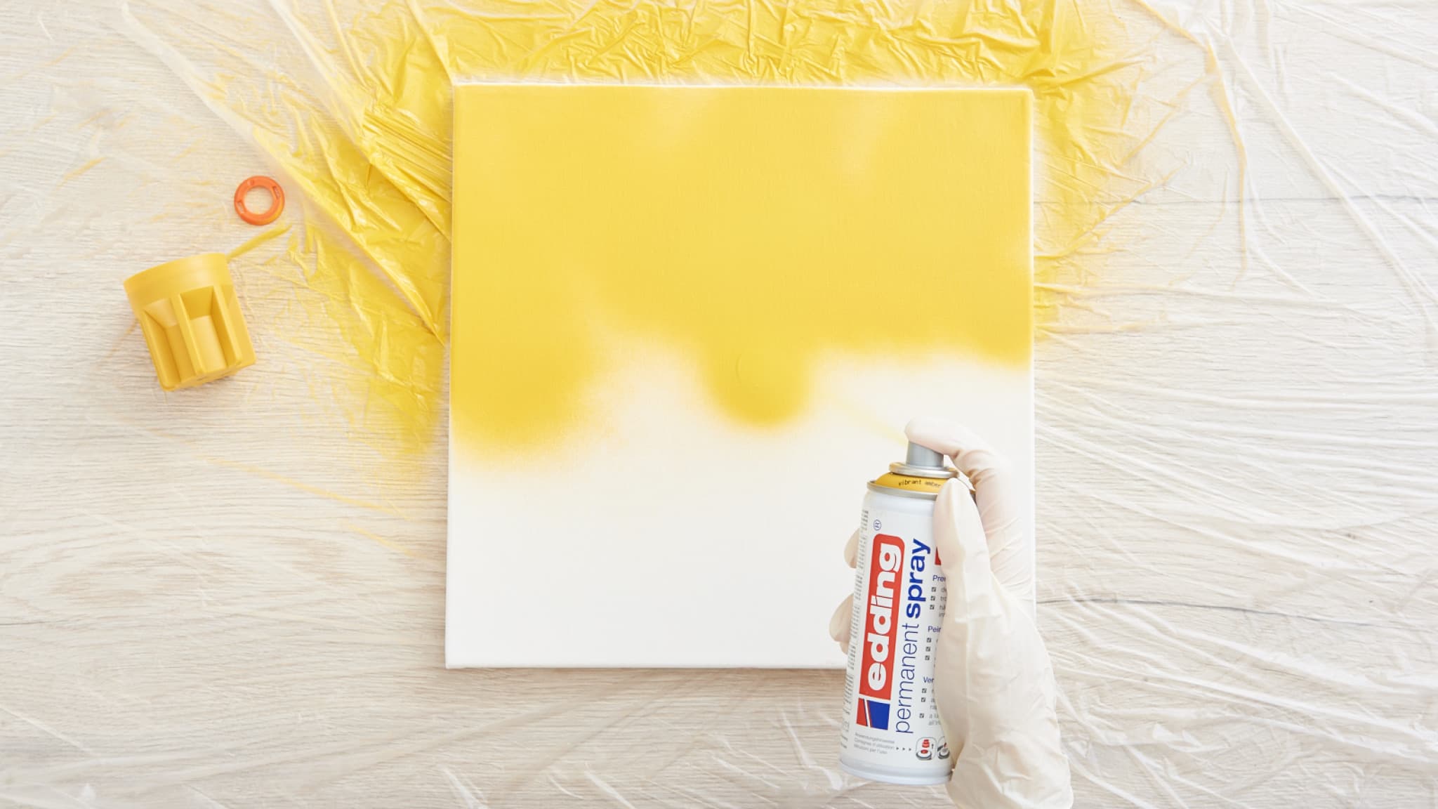 Anwendungsbild von edding 5200 Permanentspray Leinwand grundieren mit Spray