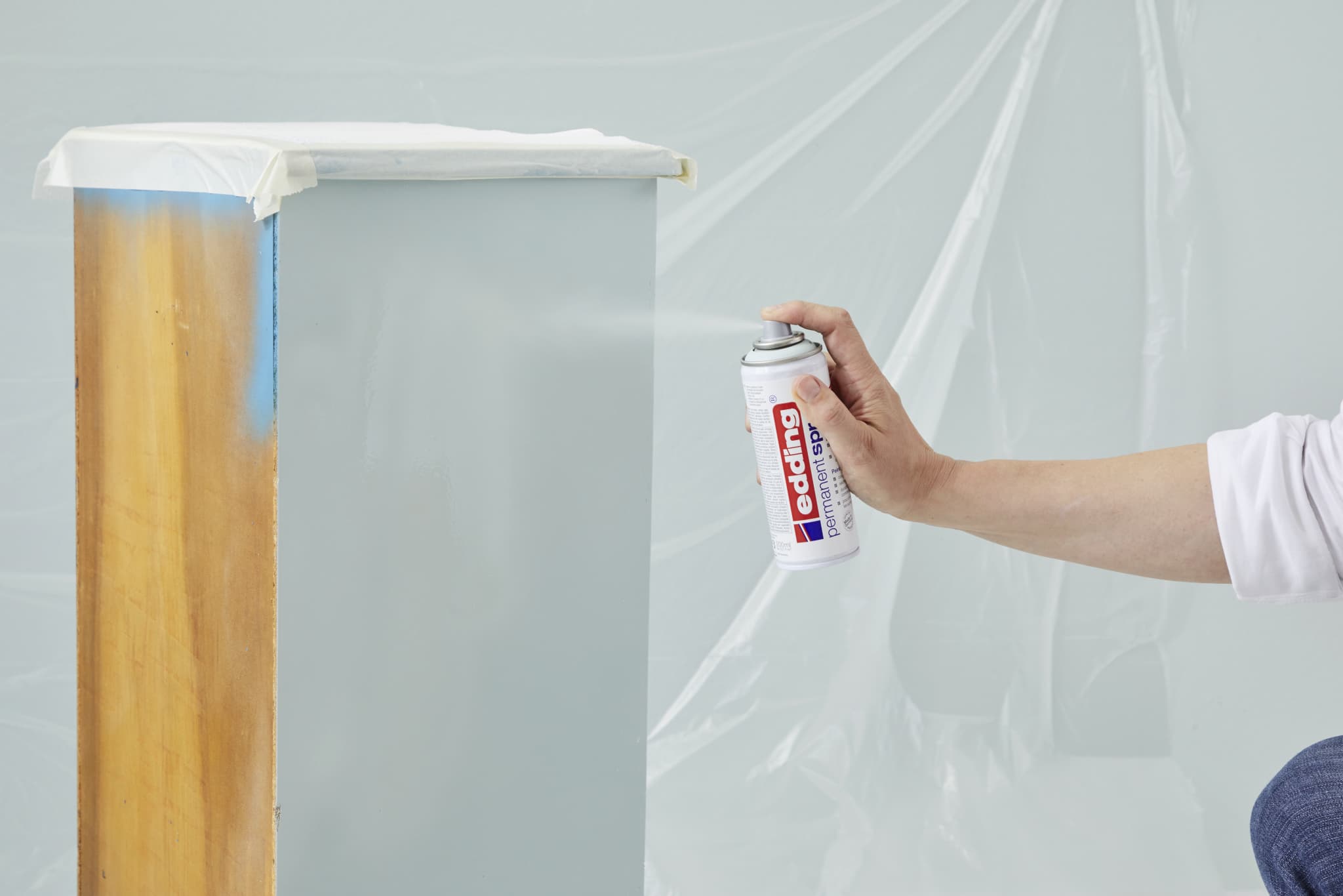 Eine Sammlung verschiedenfarbiger edding 5200 Permanentspray Sprühköpfe vor schwarzem Hintergrund.