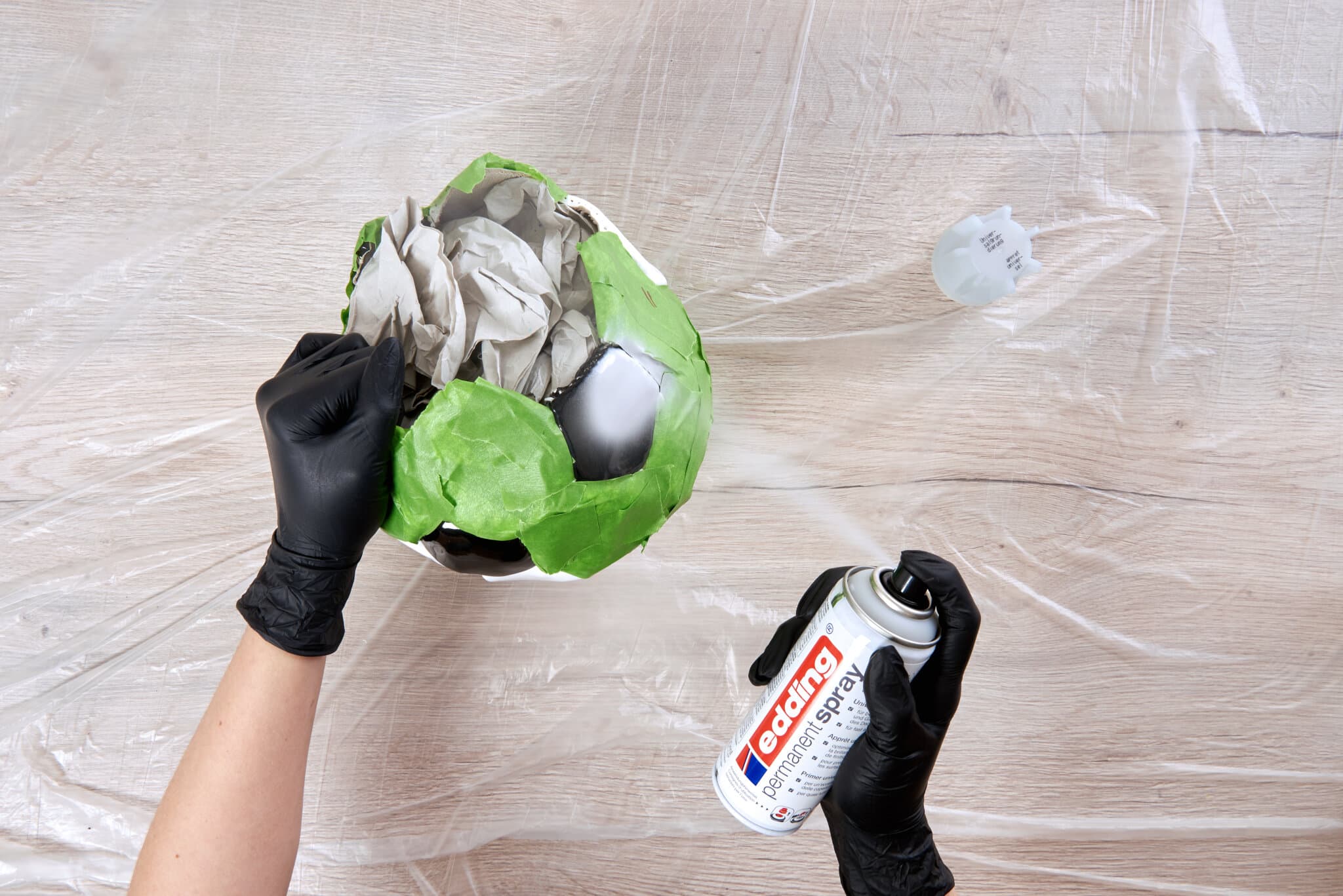 Anwendungsbild von edding 5200 Permanentspray Fußballdeko DIY