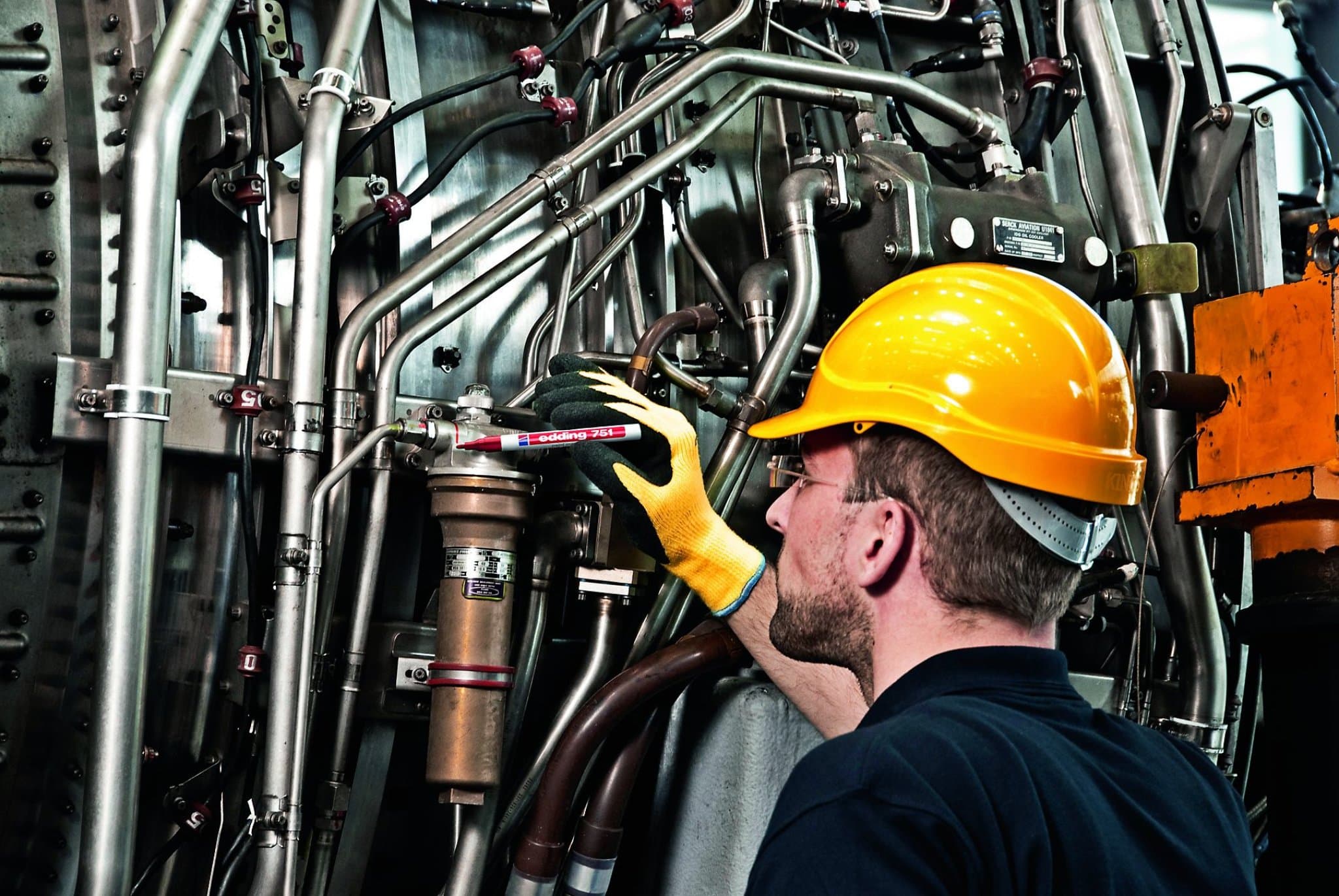 Anwendungsbild von edding 751 Lackmarker für die Industrie Metall beschriften