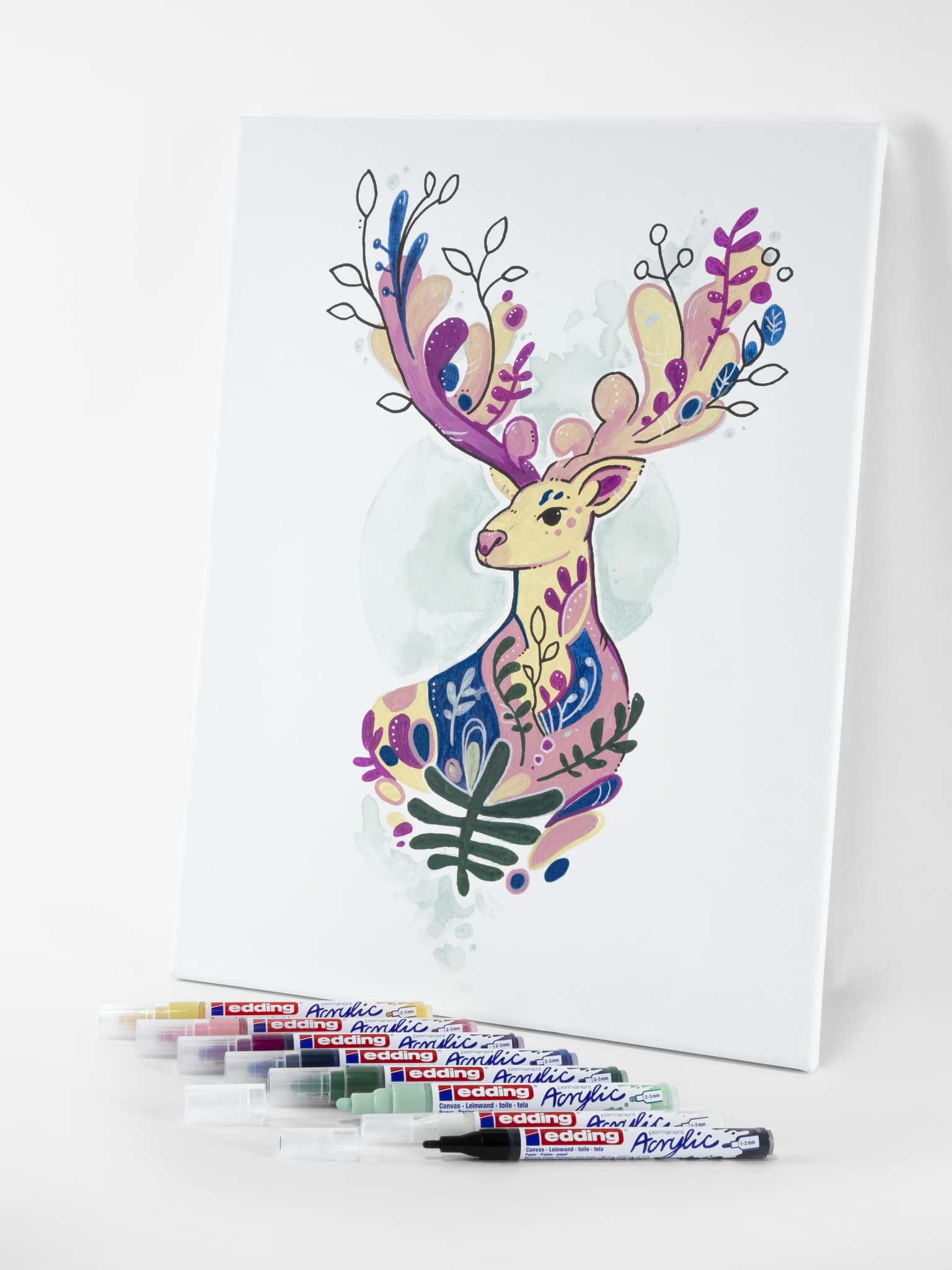 Eine Schachtel mit farbenfrohen edding Acryl Starterset Nordic Permanent-Acrylmarkern, ordentlich angeordnet in einer Verpackung mit kreativen Designs, perfekt für jedes Acrylset.