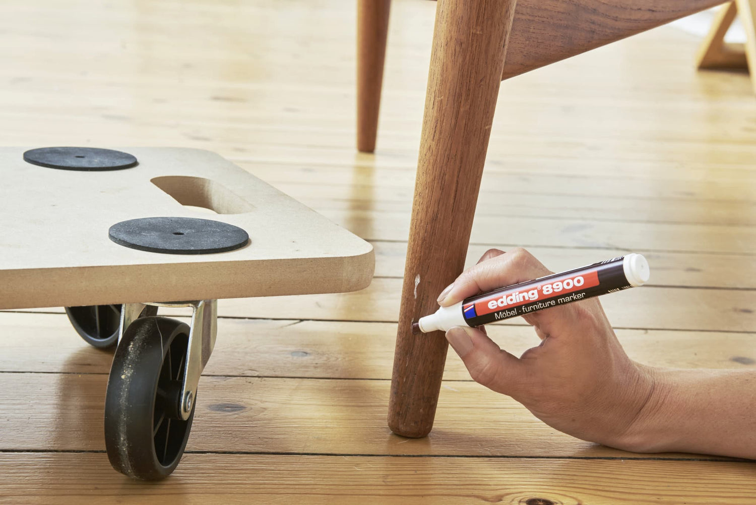 Kratzer in Holzmöbeln entfernen und Bohrlöcher füllen