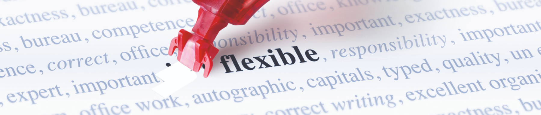 Ein roter Pfeil trifft genau das Ziel auf dem Wort „flexibel“, vor dem Hintergrund anderer Wörter, die sich auf Kompetenz und Arbeitsethik beziehen, und symbolisiert den direkten Treffer einer gewünschten Fähigkeit oder Qualität.