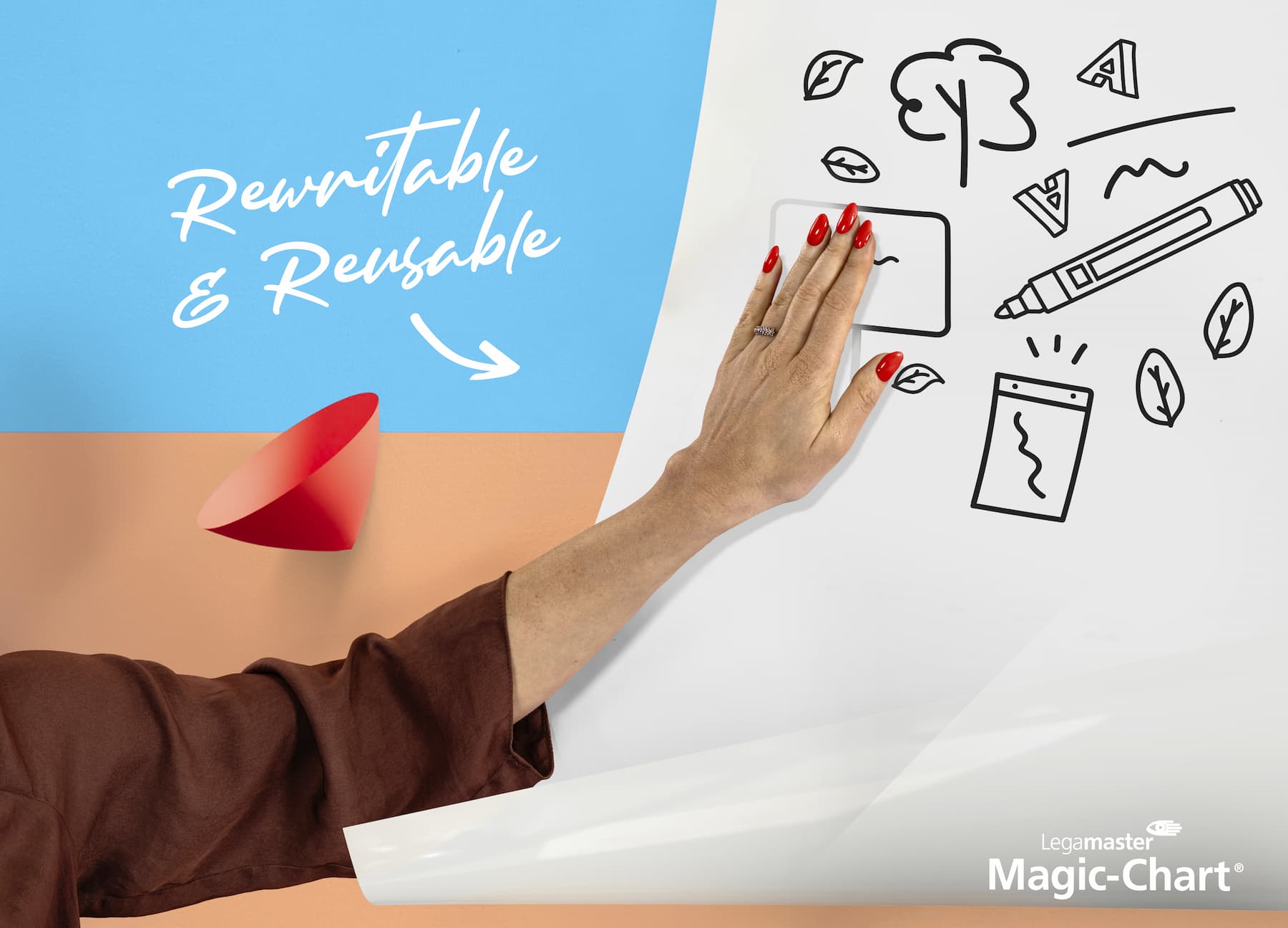 Eine Person mit roten Nägeln radiert Zeichnungen von einer weißen Oberfläche. Links ist der Text „Rewritable & Reusable“ zu sehen. Auf der Oberfläche sind verschiedene Kritzeleien zu sehen, darunter ein Baum, Papier und ein Stift. Der Hintergrund ist hellblau und orange. Unten rechts ist das Logo von Legamaster zusammen mit „Magic-Chart Whiteboard Folie“ zu sehen.