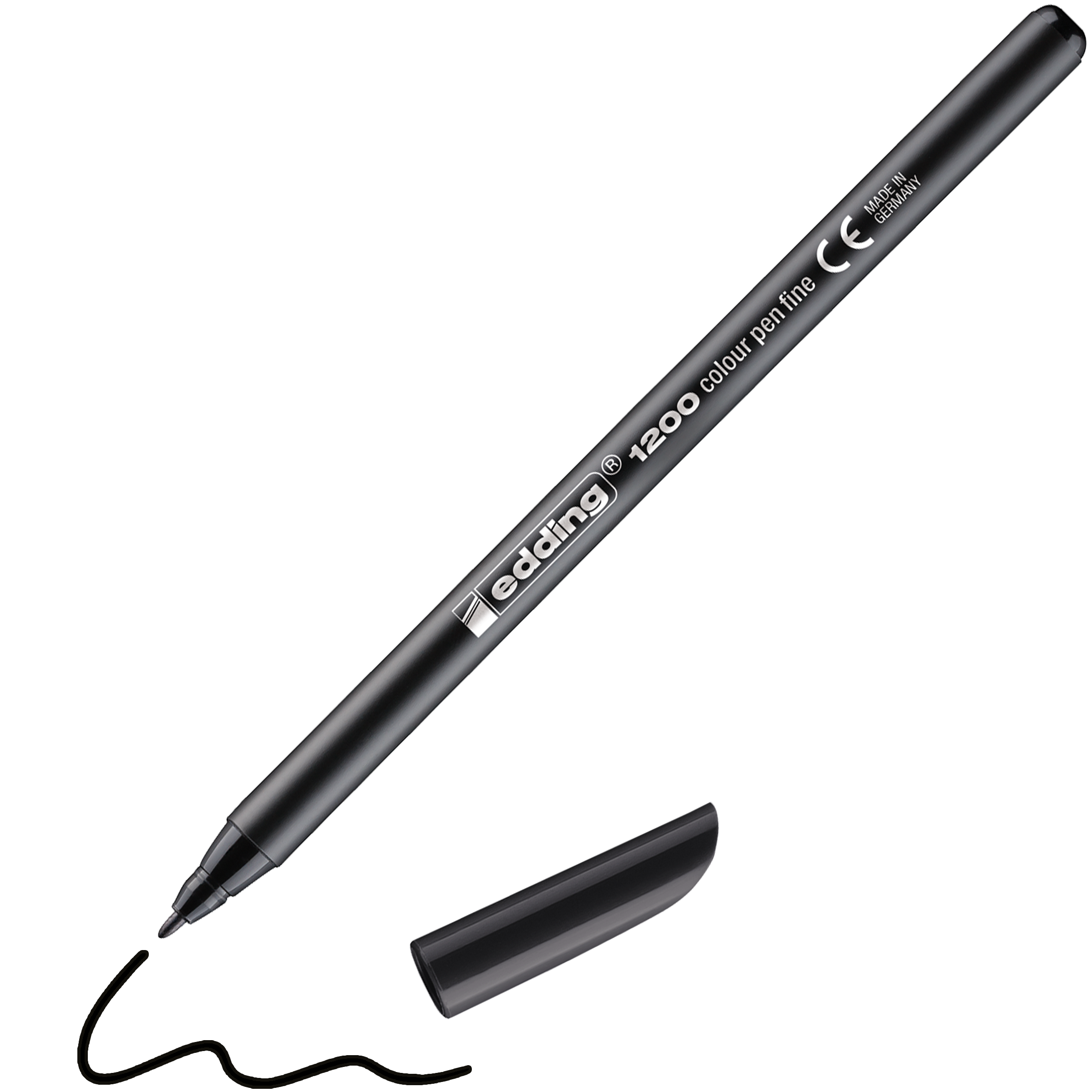 Ein schwarzer edding 1200 Fasermaler fein von edding mit abgenommener Kappe, die die feine Spitze freigibt. Der Stift ist diagonal positioniert und zeichnet einen kurzen schwarzen Schnörkel unter der Spitze.