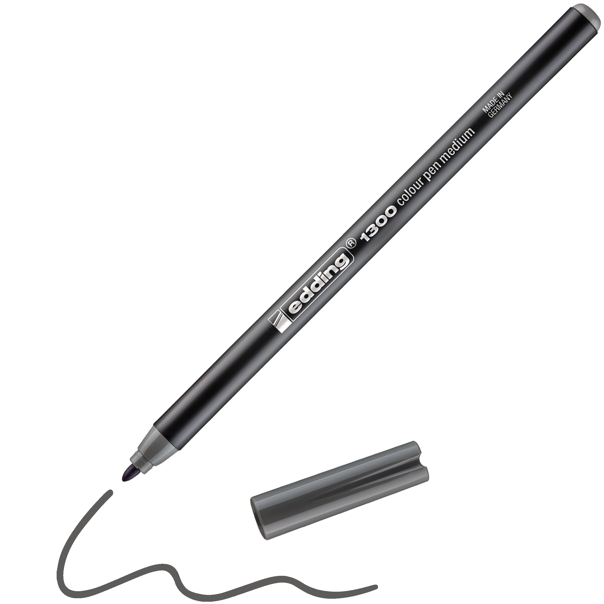Ein edding 1300 Fasermaler medium von edding, schwarz, hergestellt in Deutschland, zeichnet ohne Kappe eine wellenförmige schwarze Linie. Stift und Kappe befinden sich auf weißem Untergrund.