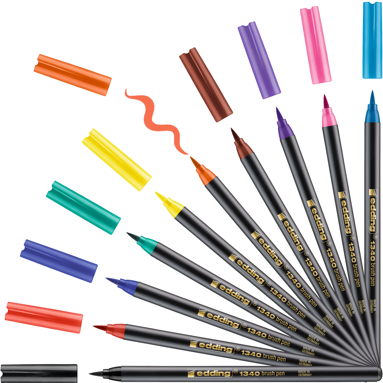 Ein Set aus zehn edding 1340 Pinselstiften von edding, jeweils mit passender Kappe und flexibler Pinselspitze, liegt in leuchtenden Farben arrangiert da – ein Stift zeichnet ein orangefarbenes Kringelmuster und eignet sich daher perfekt für kreatives Handlettering.