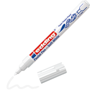 Ein edding 1500 Pastellstift von edding zeigt ohne Kappe seine feine Spitze. Der wasserbasierende Stift trägt die Aufschrift „Pastel Pen – Soft White“, „1-3 mm“ und zeichnet mit der danebenliegenden Kappe eine wellenförmige weiße Linie.