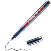 Ein blauer edding 1800 Präzisionsfeinschreiber ohne Kappe zeigt die schwarze Spitze und eine wellenförmige schwarze Pigmenttintenlinie – perfekt für technische Zeichnungen. Die Kappe liegt neben diesem edding Stift.