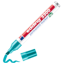 Ein edding 3300 Permanentmarker von edding mit blaugrüner Kappe. Ohne Kappe sind die Keilspitze und die blaugrüne Linie darunter sichtbar. Der weiße Schaft aus recyceltem Aluminium ist mit rot-blauem Text versehen.
