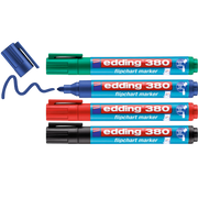 Vier edding 380 Flipchartmarker aus dem 4er-Set von edding in Blau, Grün, Rot und Schwarz liegen waagerecht; Der blaue Marker ist geöffnet und zieht mit Spezialtinte eine wellige blaue Linie.