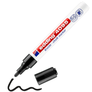 Ein weißer edding 4095 Kreidemarker von edding ohne schwarze Kappe zeigt seine runde Spitze neben einer schwarzen Schlangenlinie aus Flüssigkreide auf weißem Hintergrund.