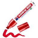 Ein edding 800 Permanentmarker ohne Kappe zeichnet mit seiner breiten Keilspitze eine wellenförmige rote Linie. Der Schaft aus recyceltem Aluminium ist mit dem edding-Logo und -Text in Weiß, Rot und Blau versehen.