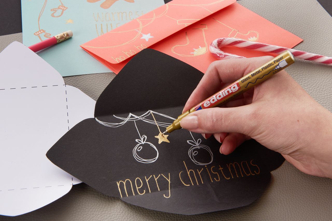 Goldener Stift für schwarzes Papier gestaltet Weihnachtskarte