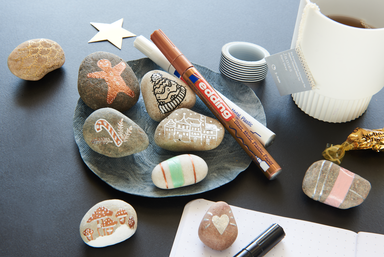 Bemalte Steine mit Weihnachtsmotiv