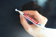 Ein edding 8046 Ready weißer Industriestift mit blauen und roten Details und schnelltrocknender Tinte, diagonal vor einem transparenten Hintergrund positioniert.