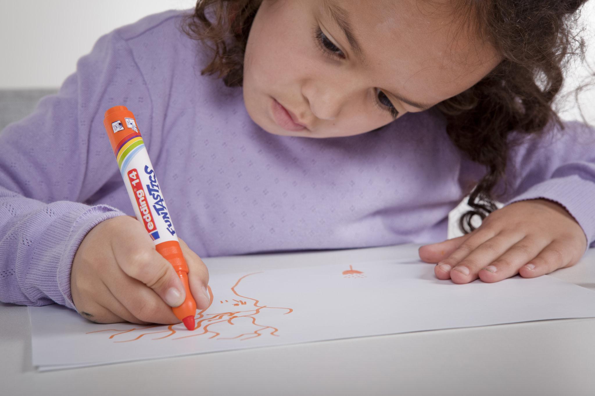 edding 14 Funtastics Mädchen malt mit edding Kinderstiften