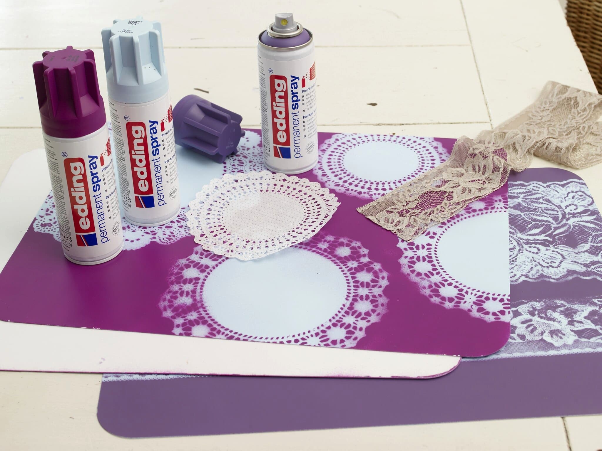 Laufendes DIY-Bastelprojekt mit edding 5200 Permanentspray Acryllack Neon & Kräftige Farben und Spitzenschablonen zum Erstellen komplizierter Muster auf Papier.