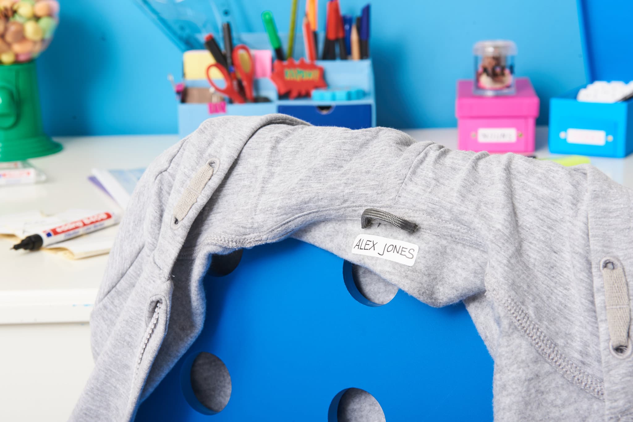 Etikettenmarker mit waschfester Tinte zur dauerhaften Kennzeichnung einer Sweatshirtjacke
