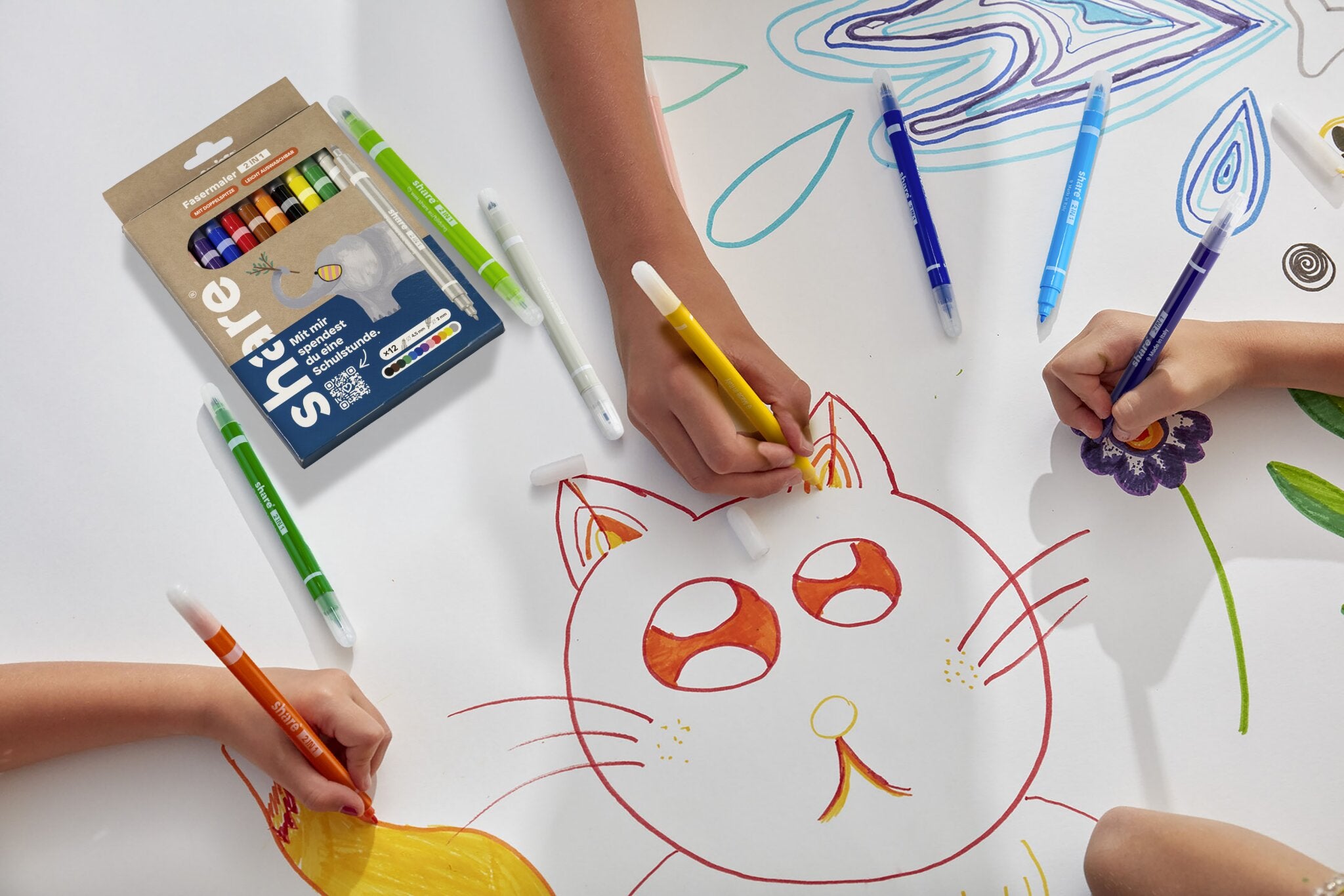 Drei Kinder malen mit dem share Fasermaler 2in1 12er-Set ein Katzengesicht und eine Blume auf ein großes weißes Papier. In der Nähe steht eine geöffnete Schachtel mit share Markern. So entsteht eine bunte Szene, die zu nachhaltigem Konsum und Kreativität anregt.