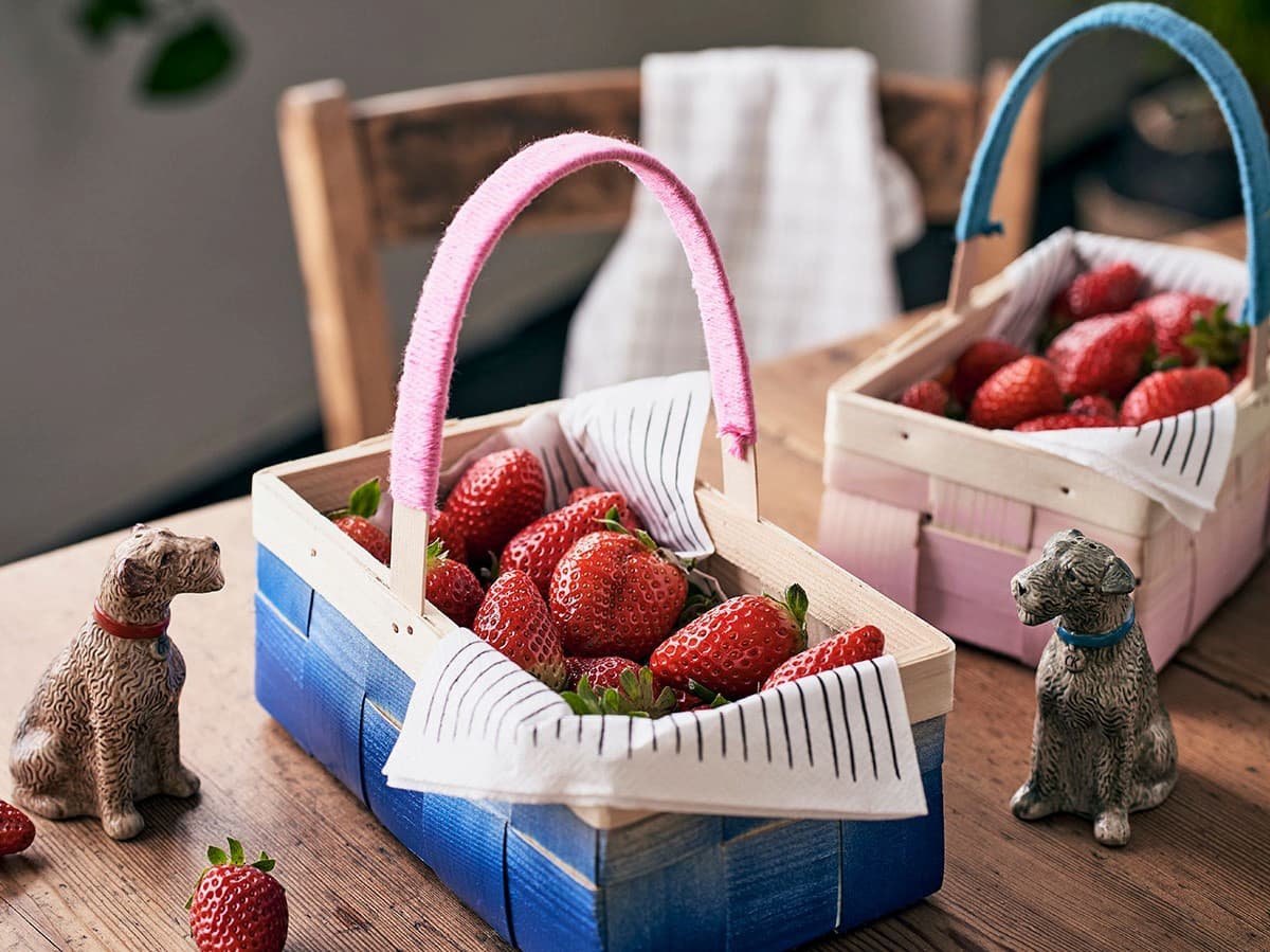 edding bemalte Obstkörbe mit Erdbeeren gefüllt